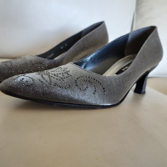 Stuart Weitzman silver grey metallic evening pumps. 2.5" heel. Size 8.5 - Picture 7 of 7
